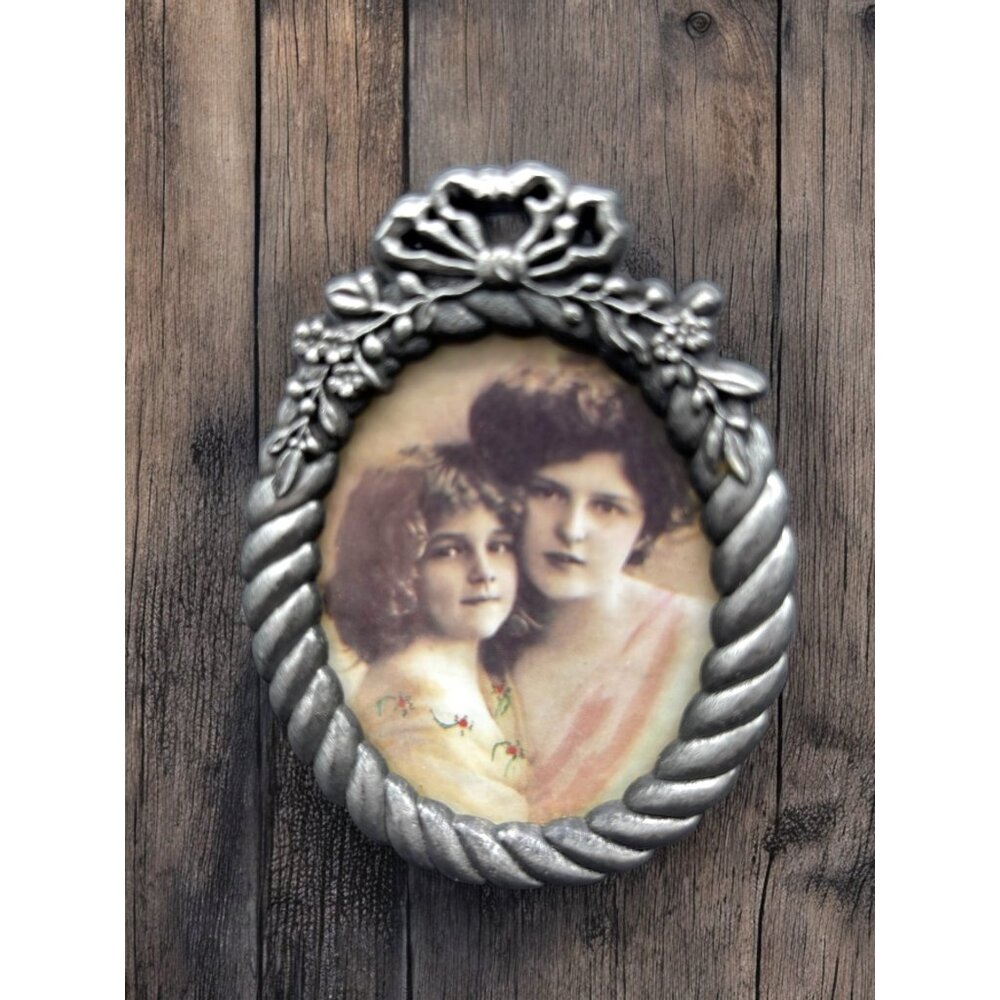 Vintage Oval Floral Pewter Photo Frame 2.5"x3" new